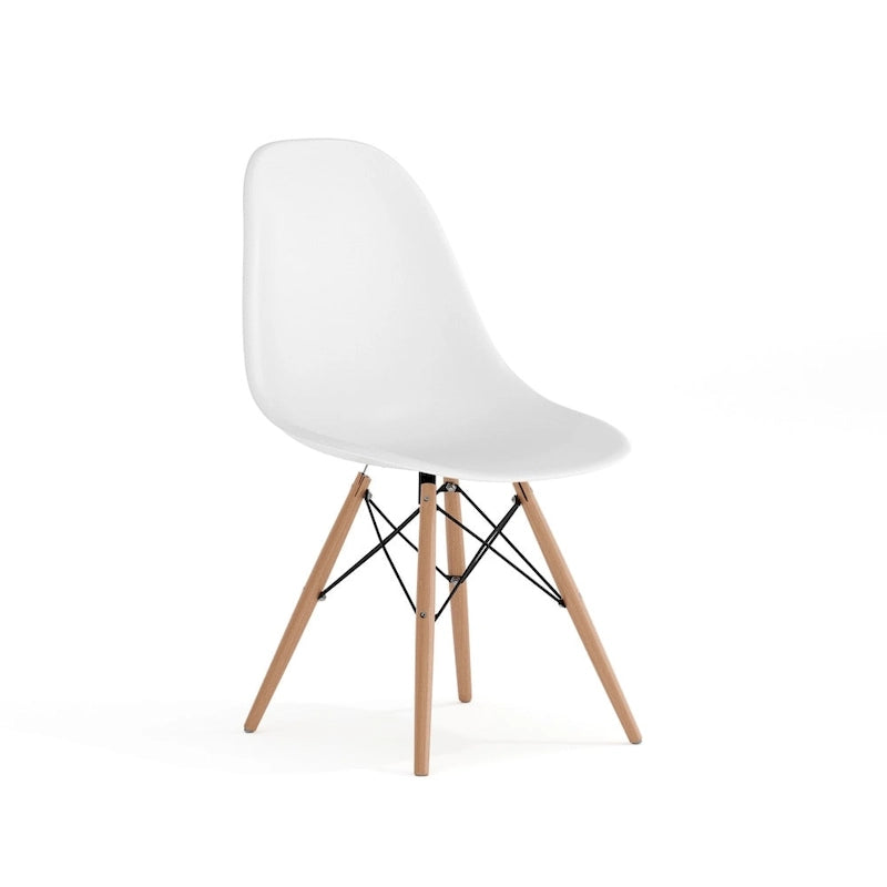 Sedia in plastica con gambe in legno