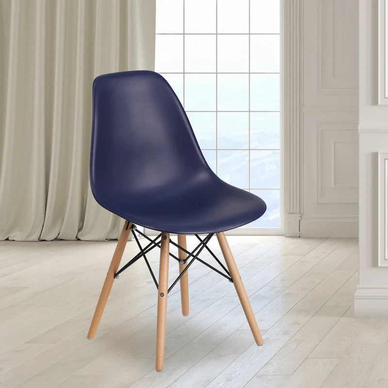 Sedia in plastica con gambe in legno