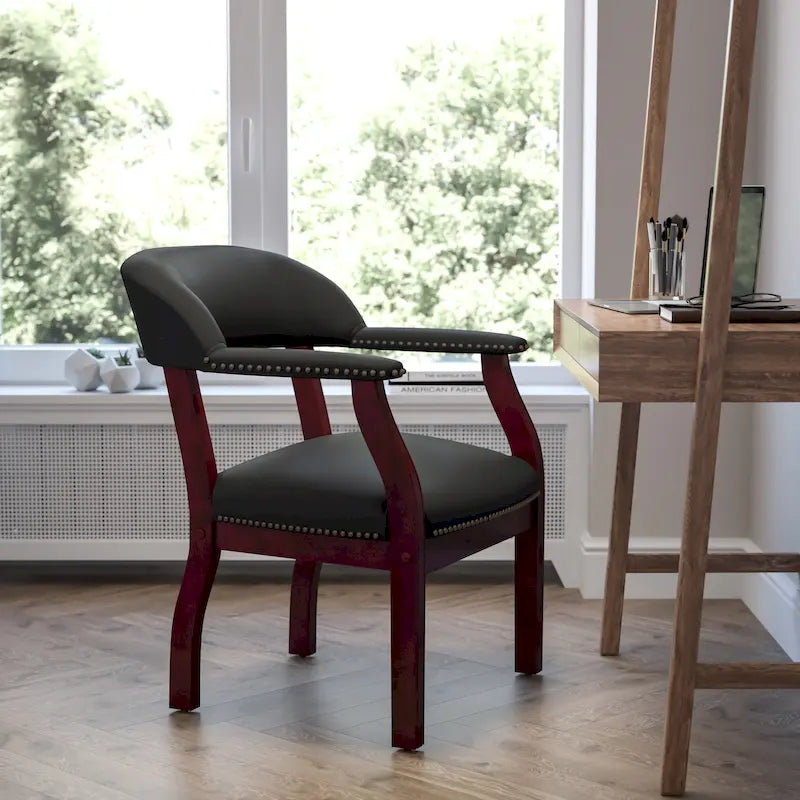 Sedia da conferenza con finitura decorativa sui braccioli