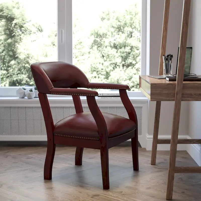 Sedia da conferenza con finitura decorativa sui braccioli