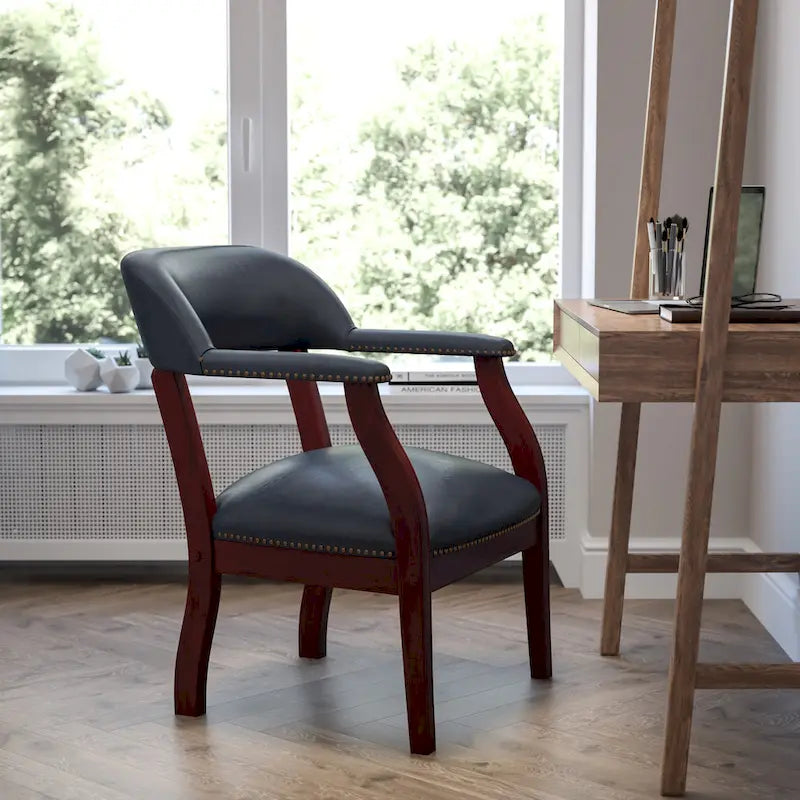 Sedia da conferenza con finitura decorativa sui braccioli