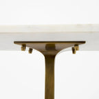 Tavolino da salotto Preston con ripiano in marmo bianco e base rettangolare in metallo dorato - 17,3L x 11,3P x 22,8A