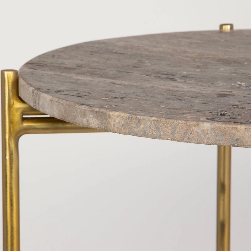 Tavolino d'appoggio Porch & Den con struttura in ferro dorato e piano in marmo travertino