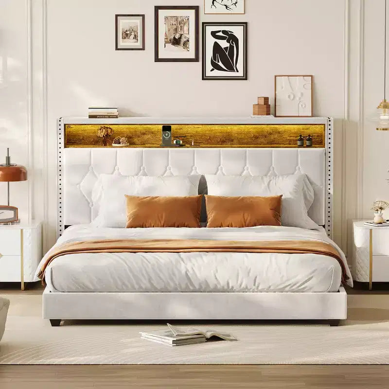 Struttura letto Whizmax in velluto con testiera contenitore, testiera ad ala con borchie, supporti a doghe in legno, bianco sporco