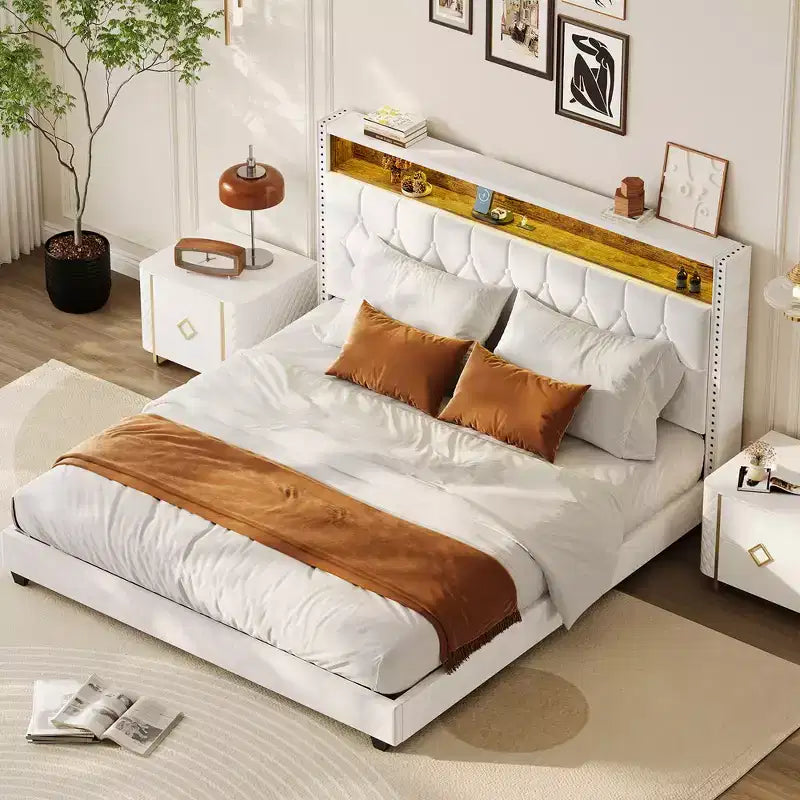 Struttura letto Whizmax in velluto con testiera contenitore, testiera ad ala con borchie, supporti a doghe in legno, bianco sporco