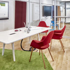 Poltrona moderna imbottita in tessuto organico con gambe in legno naturale per sala da pranzo, ufficio o come sedia laterale per salotto