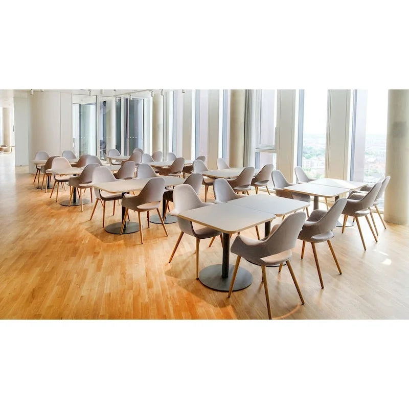 Poltrona moderna imbottita in tessuto organico con gambe in legno naturale per sala da pranzo, ufficio o come sedia laterale per salotto