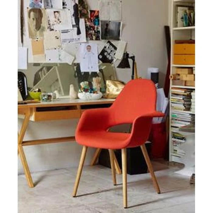 Poltrona moderna imbottita in tessuto organico con gambe in legno naturale per sala da pranzo, ufficio o come sedia laterale per salotto