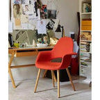 Poltrona moderna imbottita in tessuto organico con gambe in legno naturale per sala da pranzo, ufficio o come sedia laterale per salotto