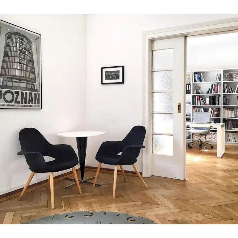 Poltrona moderna imbottita in tessuto organico con gambe in legno naturale per sala da pranzo, ufficio o come sedia laterale per salotto
