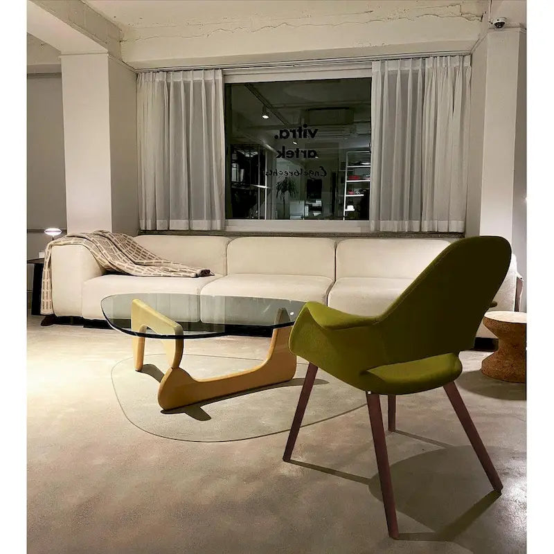 Poltrona moderna imbottita in tessuto organico con gambe in legno naturale per sala da pranzo, ufficio o come sedia laterale per salotto