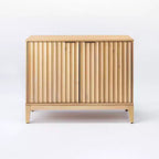 Mobiletto due ante con bordo smerlato Thousand Oaks Wood - Threshold designed with Studio McGee