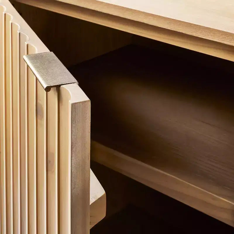 Mobiletto due ante con bordo smerlato Thousand Oaks Wood - Threshold designed with Studio McGee